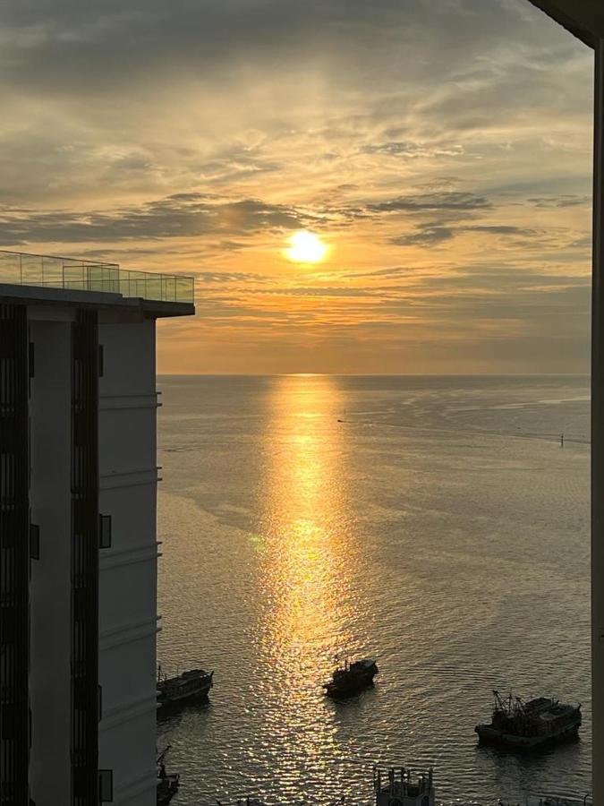 Kota Kinabalu City Centre @ The Shore By Casa Yolo المظهر الخارجي الصورة